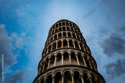 Fotografia Leaning Tower Of Pisa Against Cloudy Sky