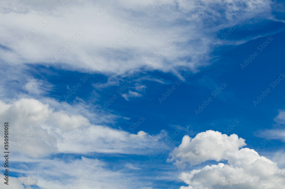 Obraz premium White clouds against a blue sky.