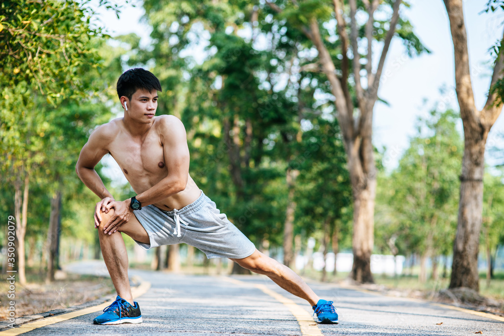 Obraz premium Men warm up before and after exercising
