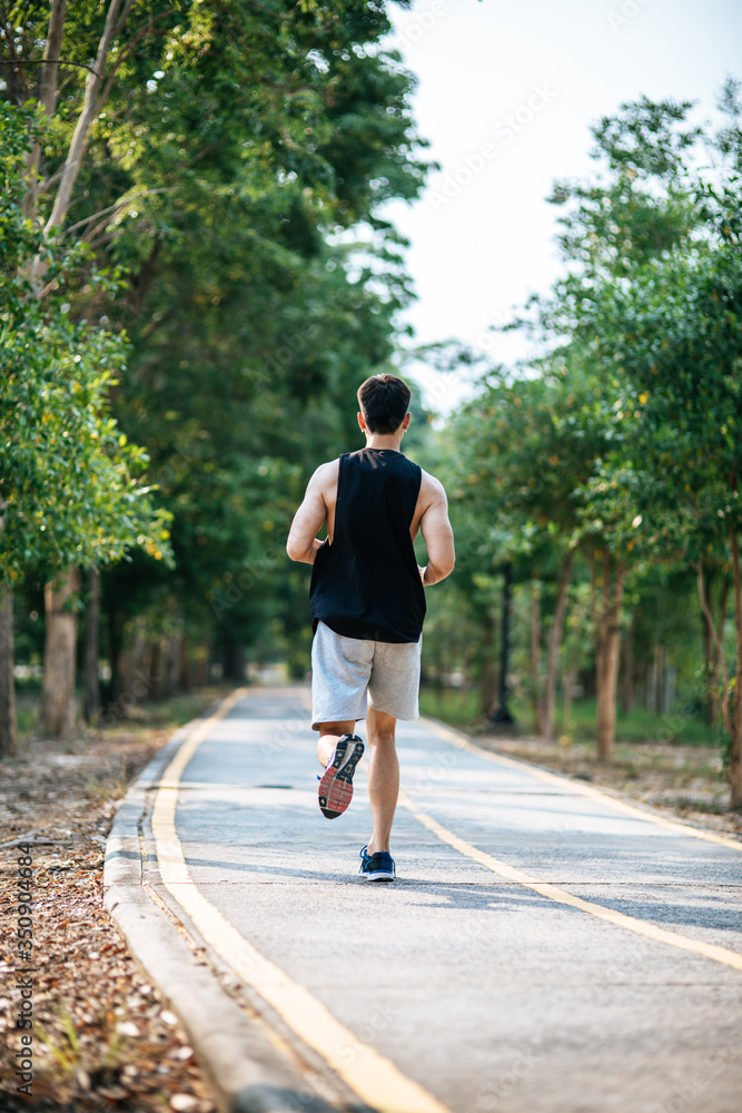 Obraz premium Men and women exercise by running on the road.