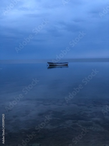 Lonely Boat © Alejandro