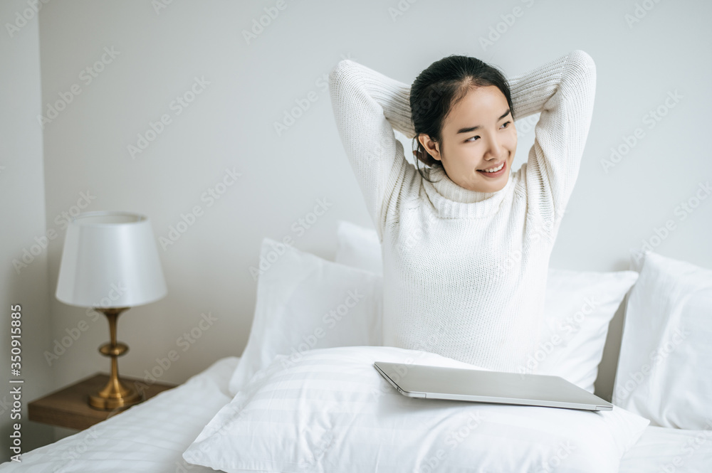 That woman sat on the bed, raised her hand, and put the laptop on the pillow. That woman sat on the bed, raised her hand, and put the laptop on the pillow.