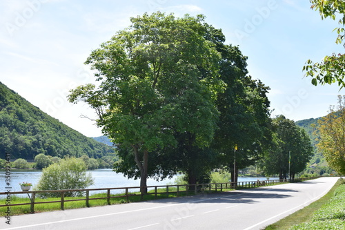 Blick über die Uferstraße in Hatzenport photo