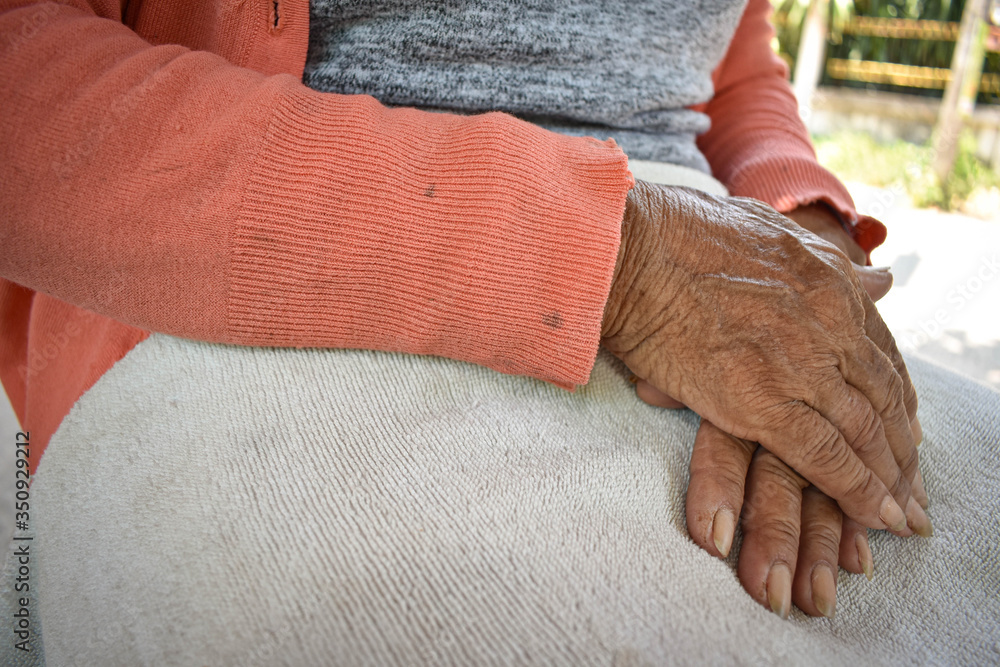 Εκτύπωση καμβά The hand of the sick old woman rests on the lap
