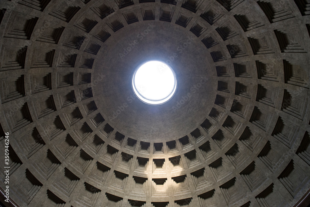 Proiezione di luce dal cielo attraversa il tetto del Pantheon a Roma