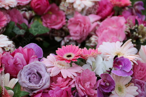 Bunte Blumen im Bl  tenkranz nach Beerdigung auf dem Friedhof 