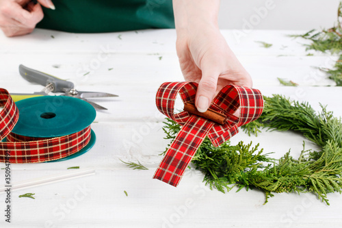 How to make traditional christmas door wreath with thuja twigs, tutorial. photo