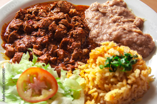 Asado de puerco con frijoles, arroz y lechuga