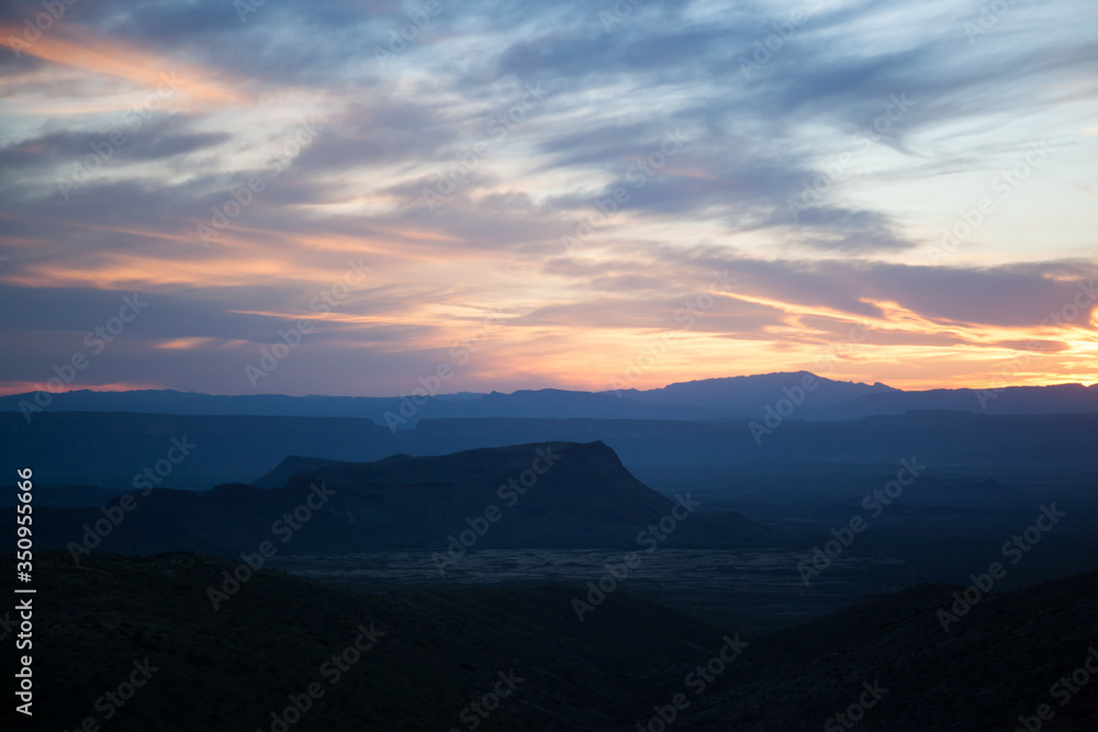 Fototapeta premium Piękny zachód słońca w parku narodowym Big Bend