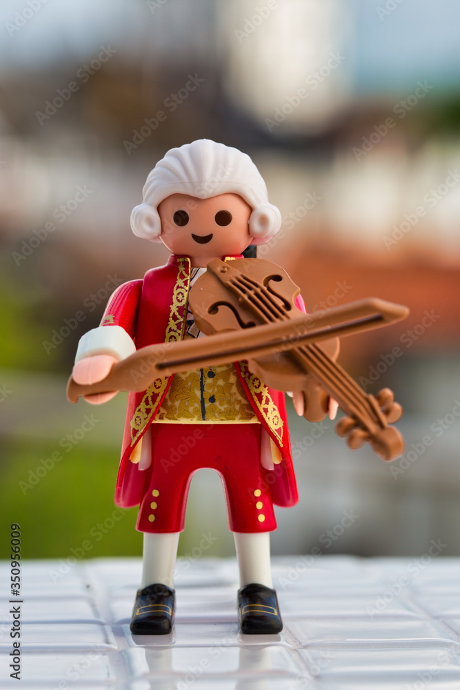 Lippstadt - Deutschland 20. Mai 2020 Playmobil Mozart spielt Geige Stock  Photo | Adobe Stock