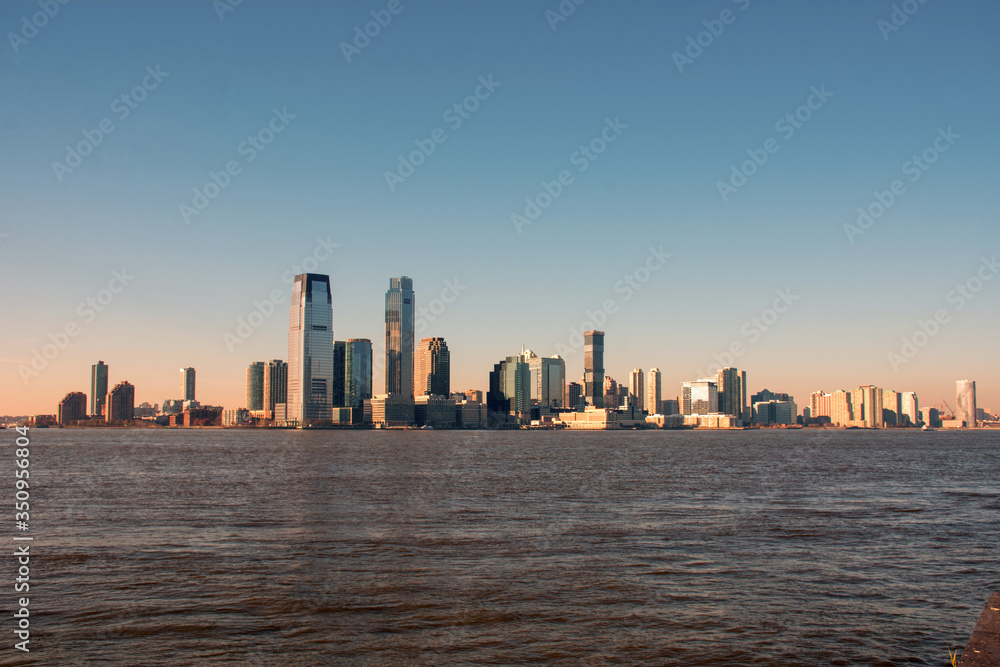 Naklejka premium new york city skyline at sunset