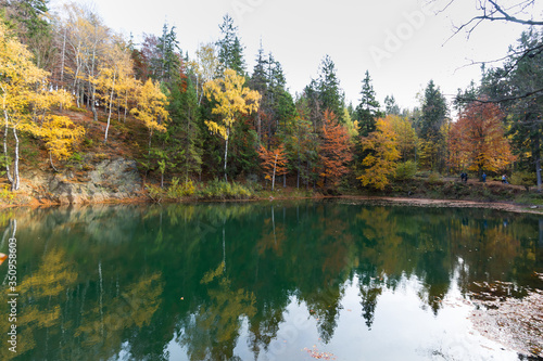 Polska, Dolny Śląsk, Rudawy Janowickie, kolorowe jeziorka, błękitne jeziorko, turkusowe jeziorko w jesiennej scenerii 