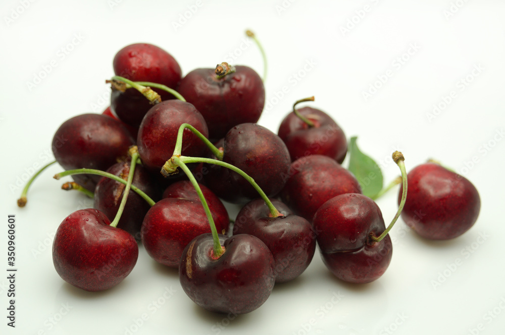 puñado de cerezas maduras sobre fondo blanco puñado de cerezas maduras sobre fondo blanco