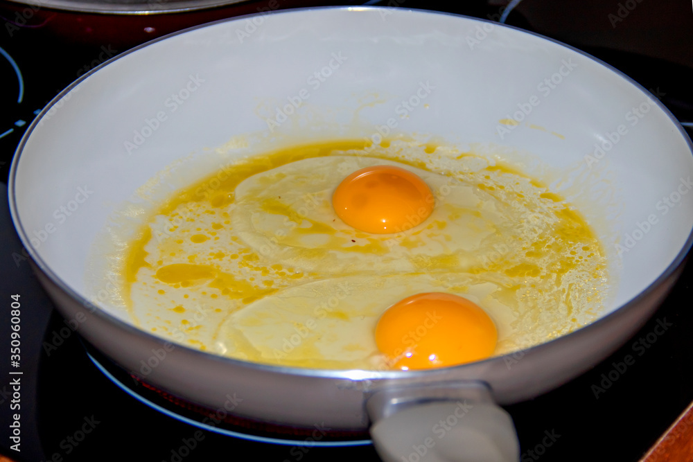 Cuisson d’œufs au plat Cuisson d’œufs au plat