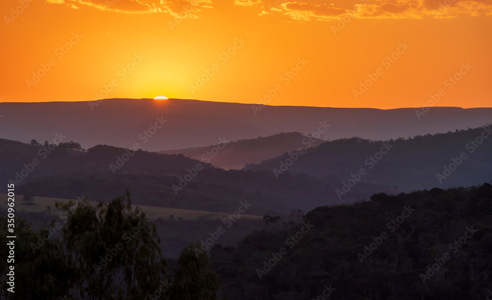 
Pôr do sol sobre as montanhas em Minas Gerais, Brasil.
