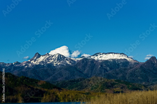 残雪している山の風景