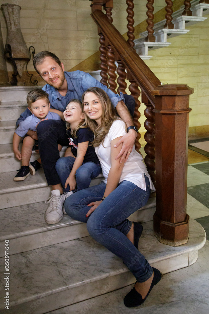 famiglia felice unita in una foto di gruppo nella scala di casa