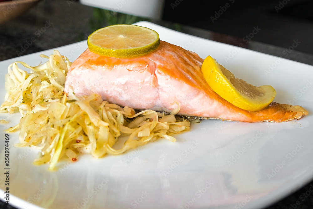 Bio Lachsfilet auf der Haut gebraten auf Weißkohl Kraut mit Ananas und ...