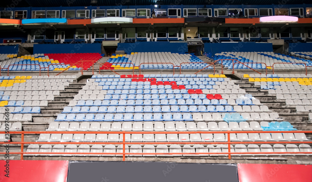 Naklejka premium Gradas de estadio con las bancas o butacas sin personas, por la contingencia por covid-19