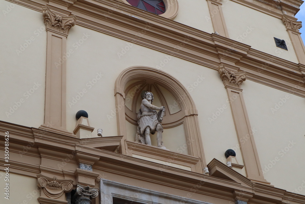 Statua Di San Giovanni Battista Dettaglio con la statua di san Giovanni Battista sulla facciata della