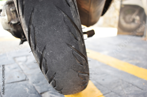 Motorcycle tires that have been used for a long time Dangerous if not changed again