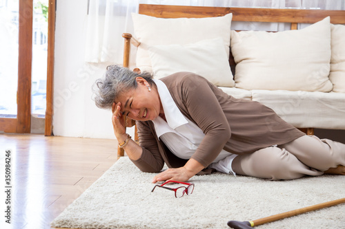 Foto Elderly stroke, Asian older woman suffer from stroke and powerful headache or br