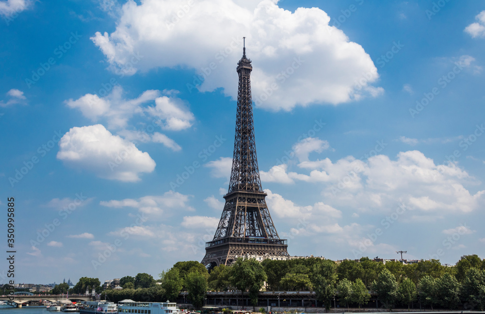 Fototapeta premium torre eiffel en vista panorámica con cielo azul