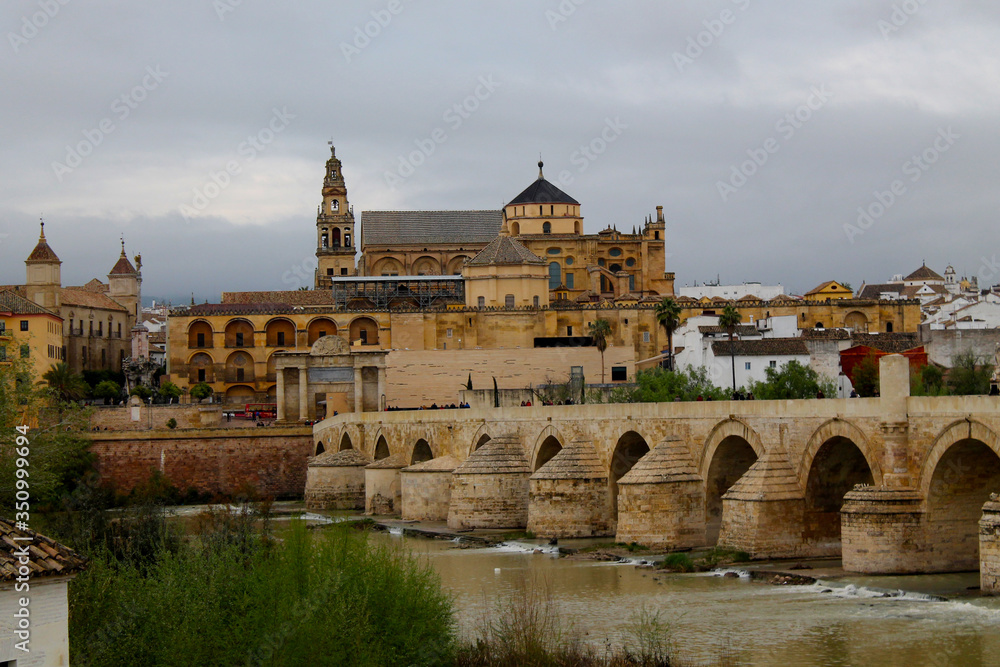 Mezquita de Córdoba, detrás del Puente de Sán Miguel