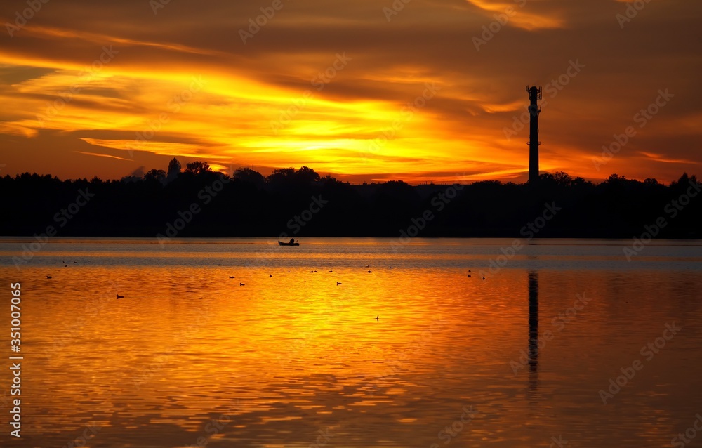 Zachód słońca z łódką w tle