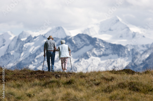 Senioren wandern durchs Gebirge
