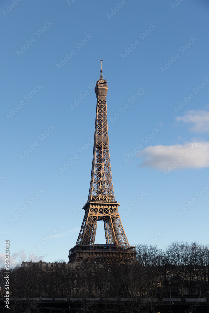 Fototapeta premium wieża eiffla Paryż francja światło dzienne