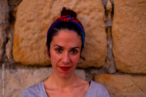 Mujer sonriendo apoyada en la pared