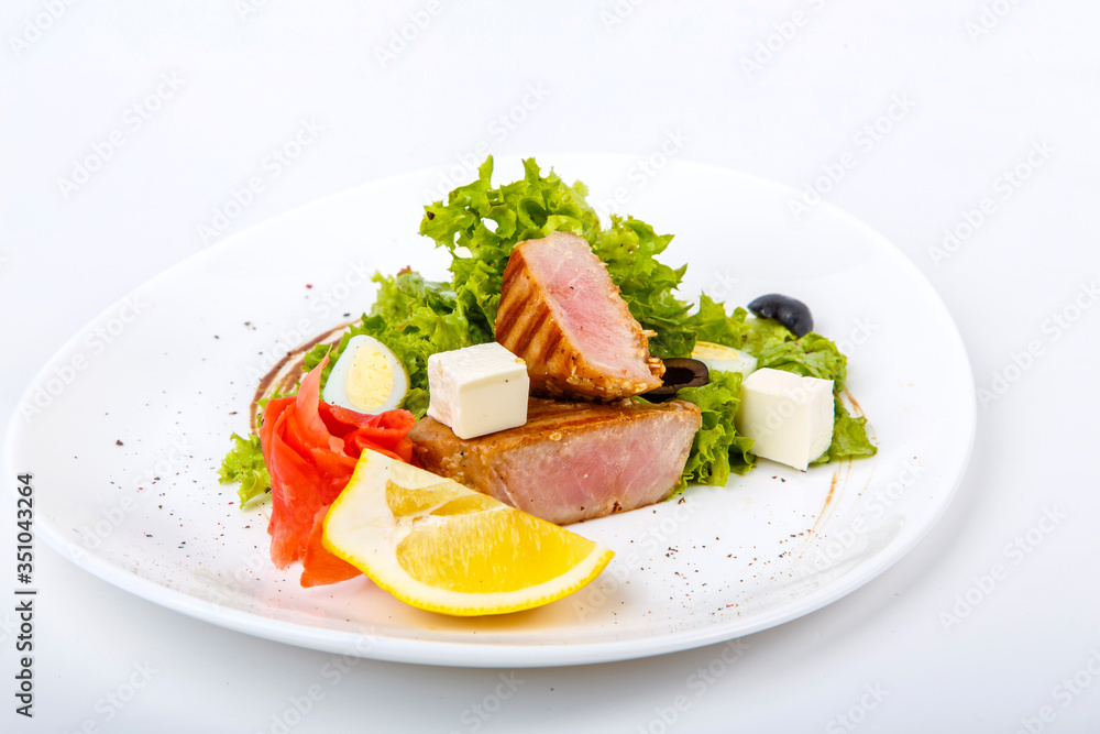 Medallions of tuna with a vegetable garnish. Composition: Tuna, paprika, Brussels sprouts, cauliflower, lemon. 