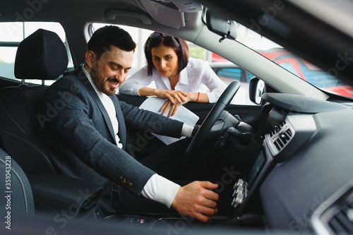 The seller and the buyer in the auto show © Serhii