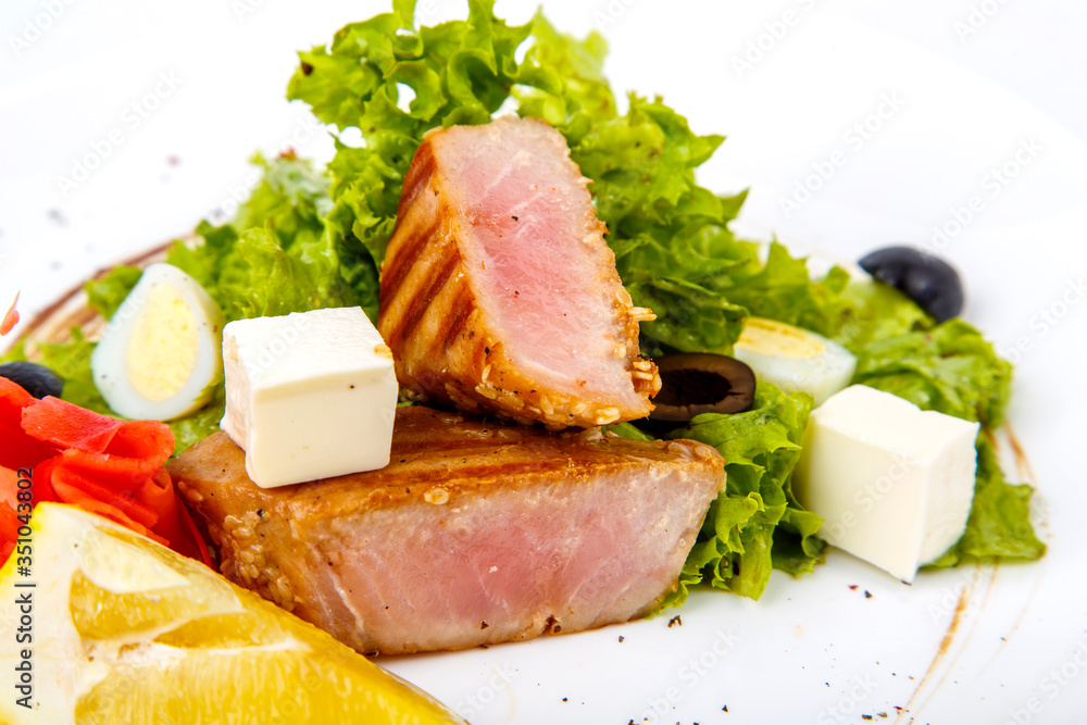 Medallions of tuna with a vegetable garnish. Composition: Tuna, paprika, Brussels sprouts, cauliflower, lemon. Medallions of tuna with a vegetable garnish. Composition: Tuna, paprika, Brussels sprouts, cauliflower, lemon.