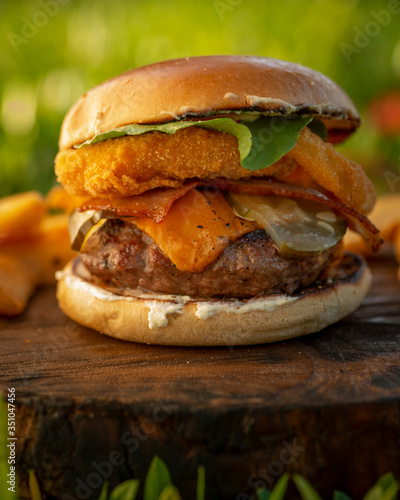 hamburguesa con aros de cebolla