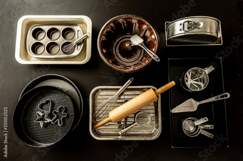 Oven bakeware set - baking tins, cake moulds and kitchen utensils