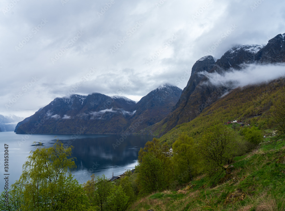 Widok na Aurlandsfjord z punktu widokowego Stegastein