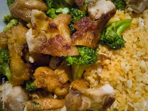 comida china, pollo, brócoli y arroz