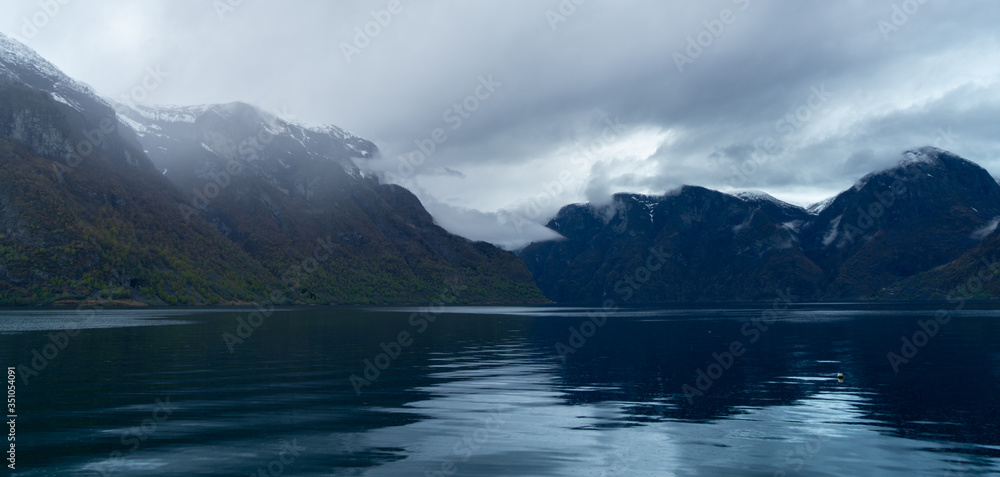 Widok na Aurlandsfjord z punktu widokowego Stegastein