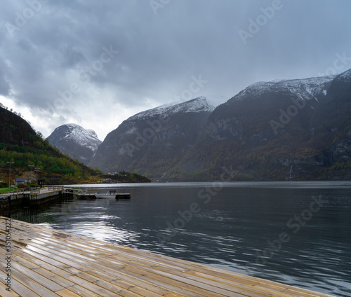 Widok na Aurlandsfjord z punktu widokowego Stegastein