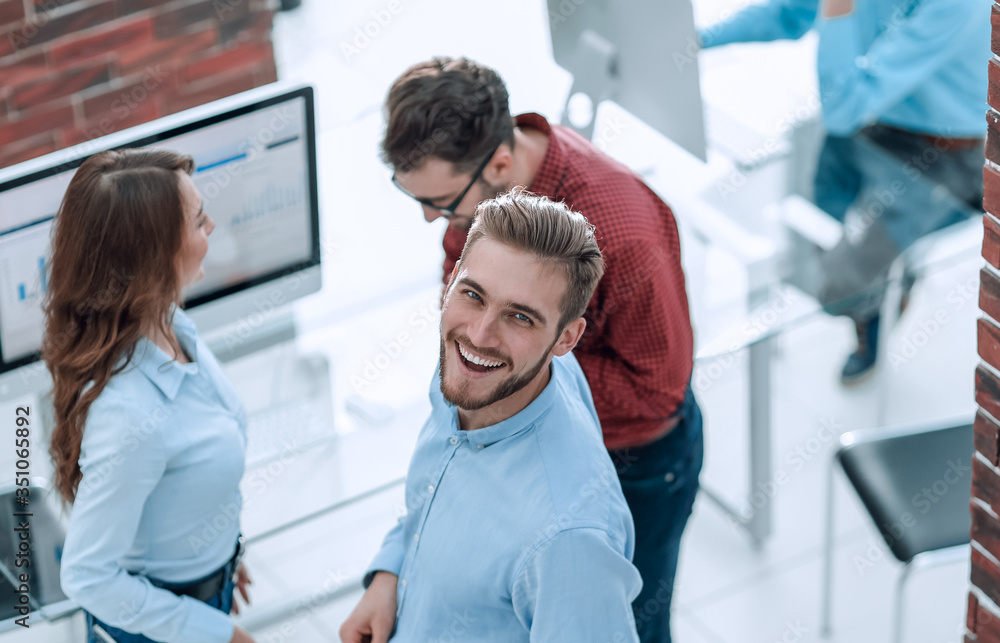 Obraz premium Creative business people listening to young man explanations.