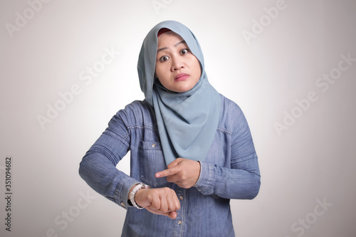 Angry Muslim Lady Boss Shows Her Wrist Watch