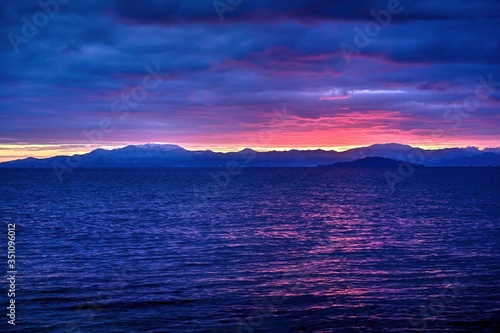 朝焼けに染まる琵琶湖と残雪の山並みの情景＠滋賀