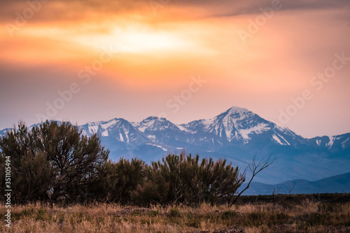 Obraz na płótnie Sunset behind Diamond peak of the Lemma Range in Idaho w salonie