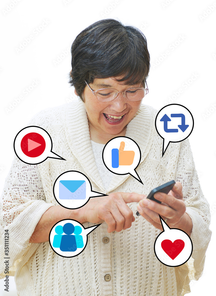 携帯電話でSNSを楽しむ女性