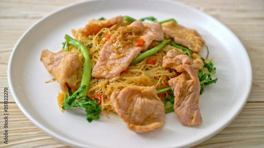Stir-fried rice vermicelli and water mimosa with pork Stir-fried rice vermicelli and water mimosa with pork
