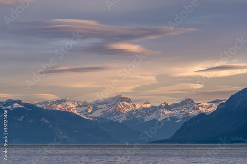 Coucher de soleil sur les montagnes du Lac Léman