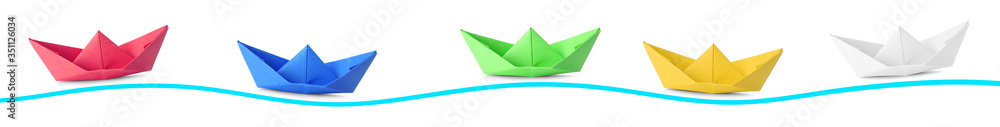 Colorful origami boats on white background - obrazy, fototapety, plakaty 