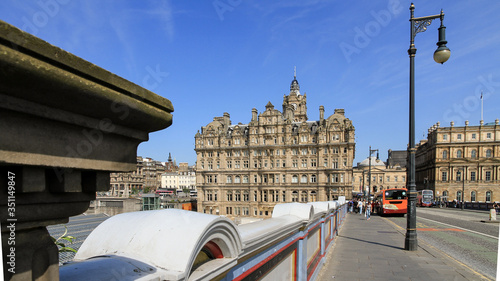 Bild auf Leinwand Blick über die North Bridge in Edinburgh nach Norden zum Hotel Balmoral